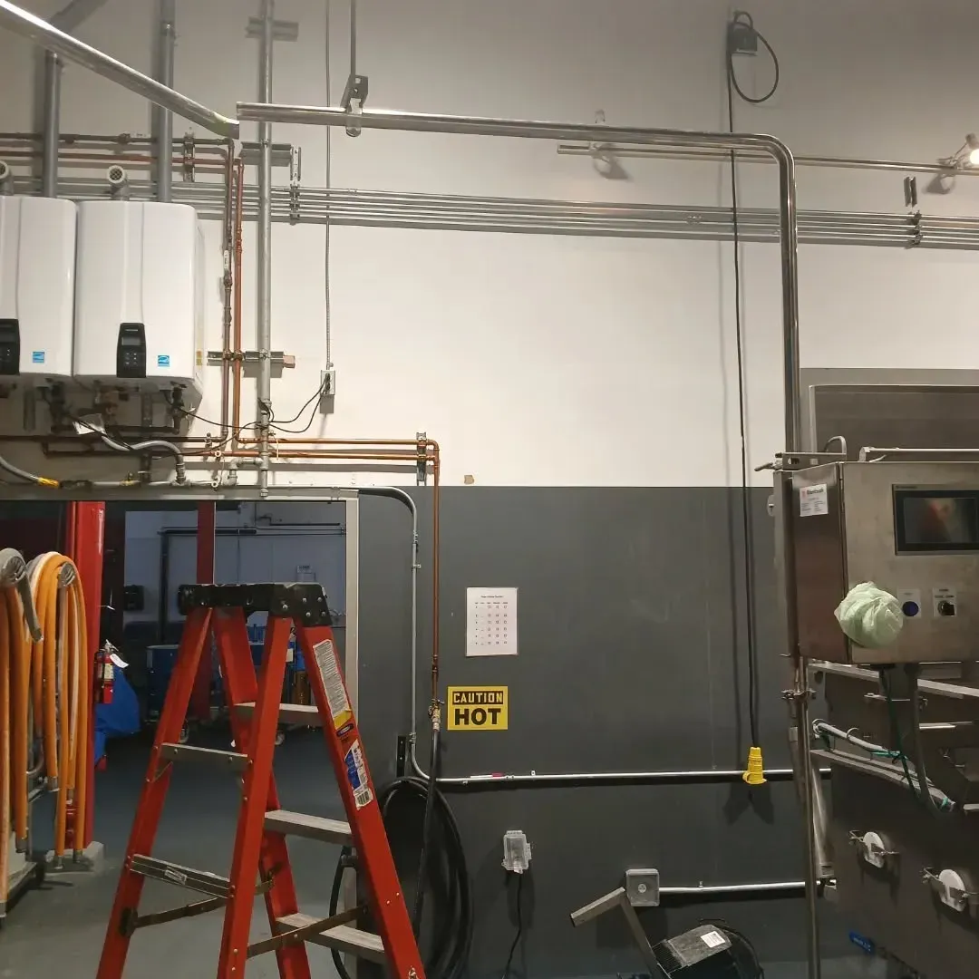 A room with a ladder and a sign that says hot