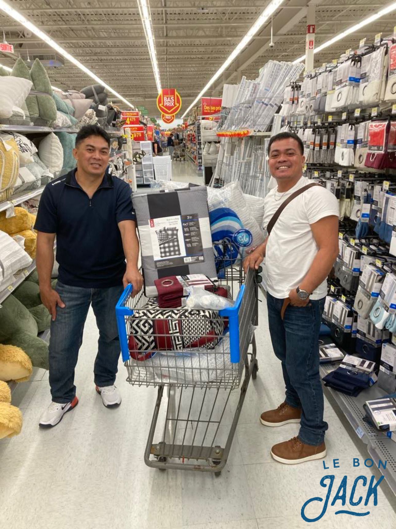 Deux hommes se tiennent à côté d'un chariot dans un magasin.