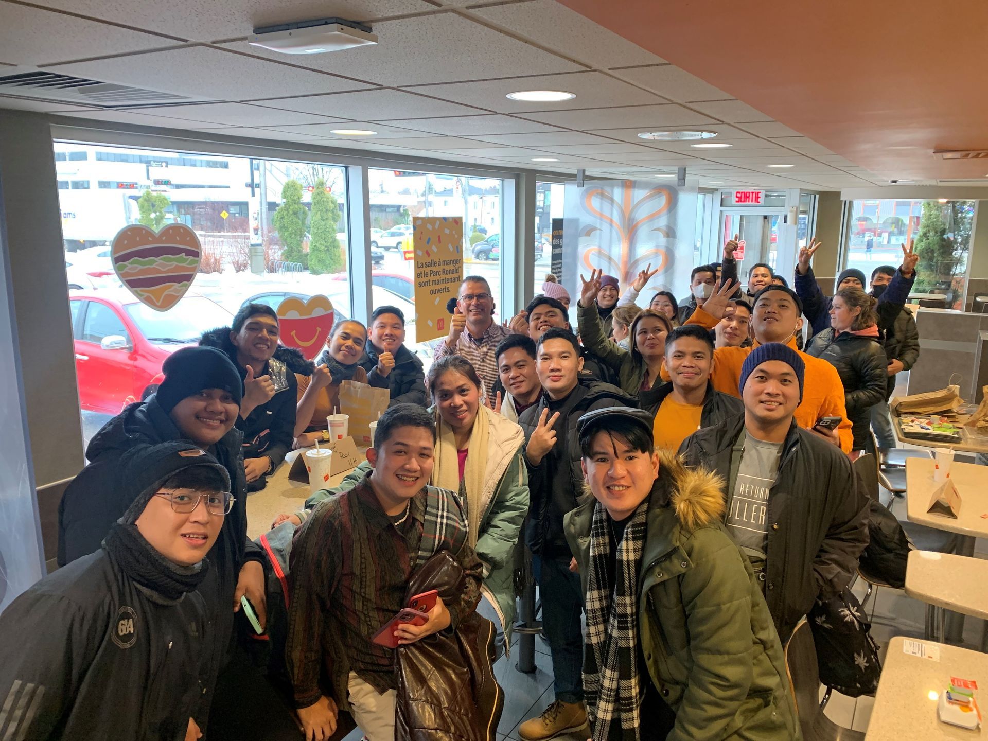 Un groupe de personnes pose pour une photo dans un restaurant.
