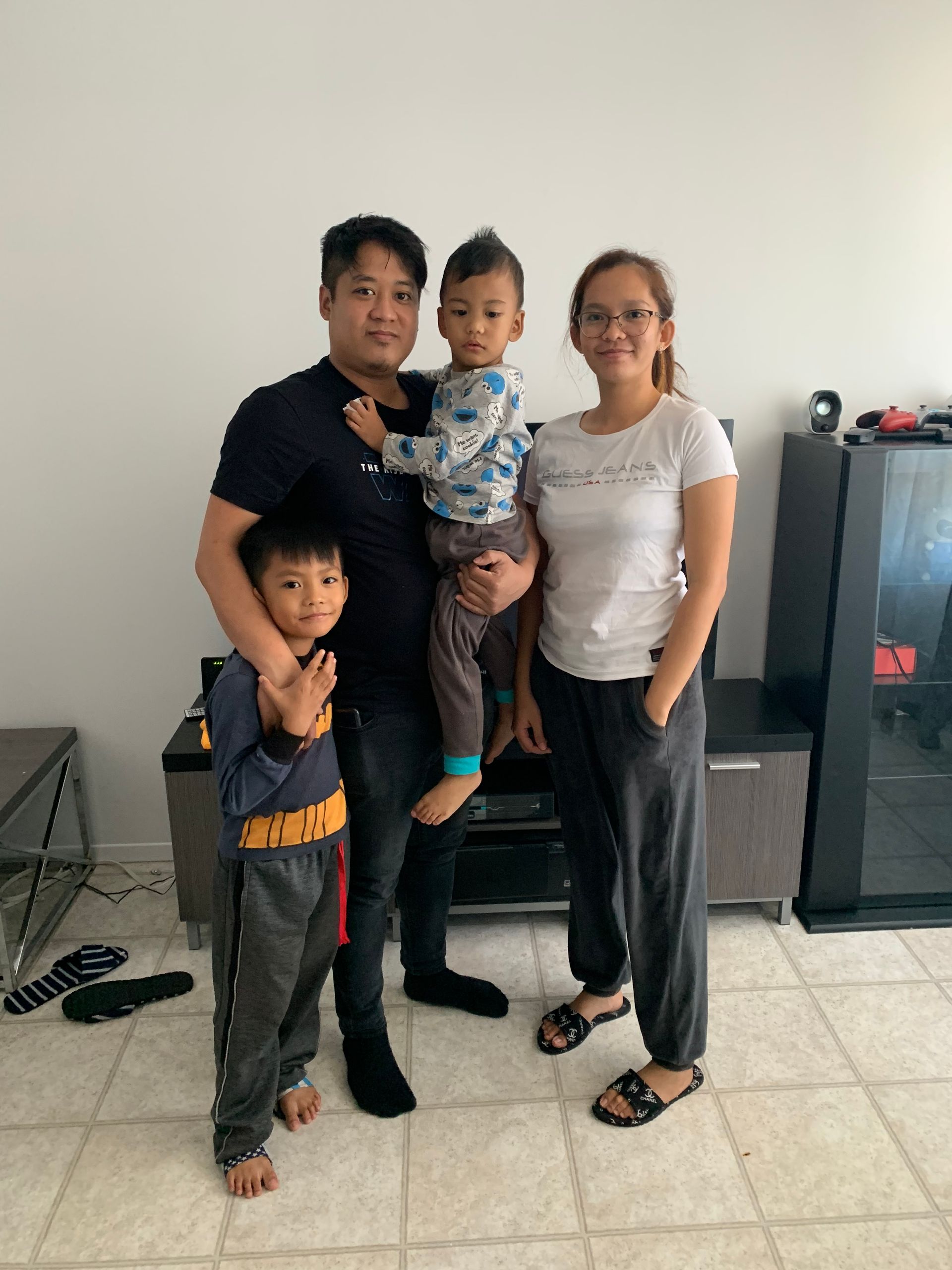 Une famille pose pour une photo dans un salon.
