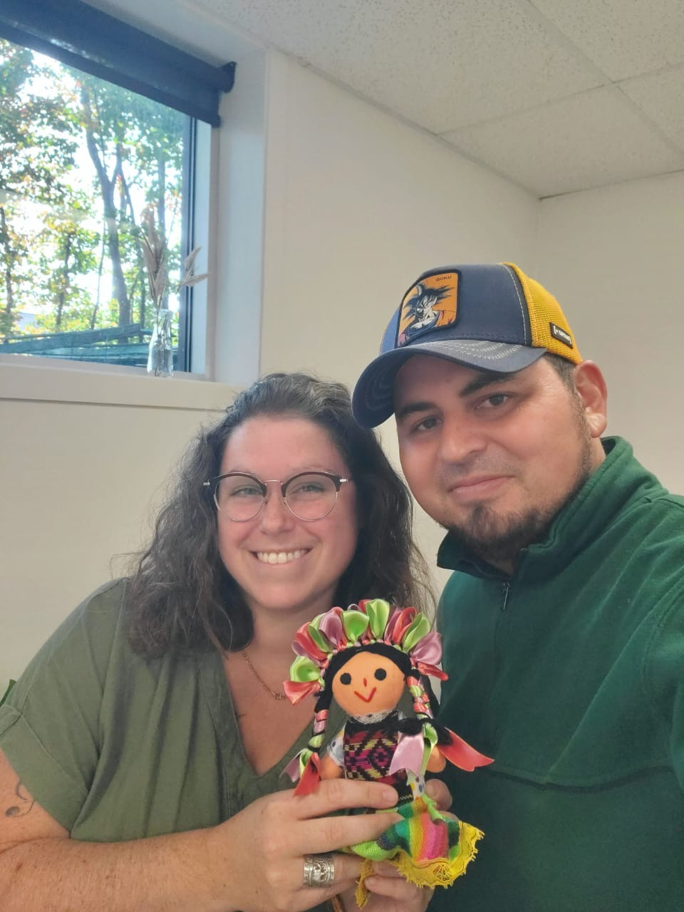 Un homme et une femme tiennent une poupée en peluche