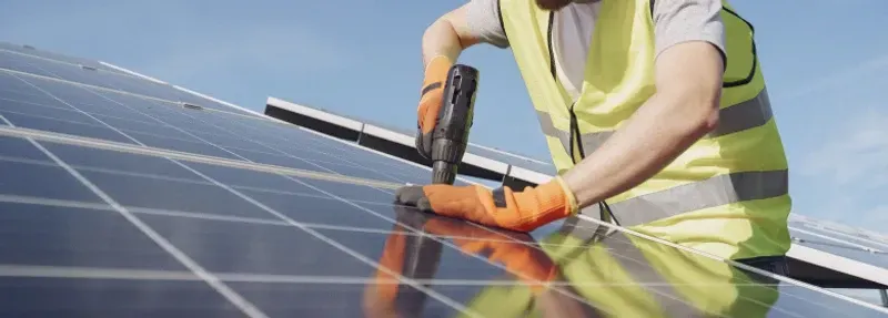 O papel estratégico do técnico em eletrotécnica na energia solar no cenário brasileiro: da instalaçã