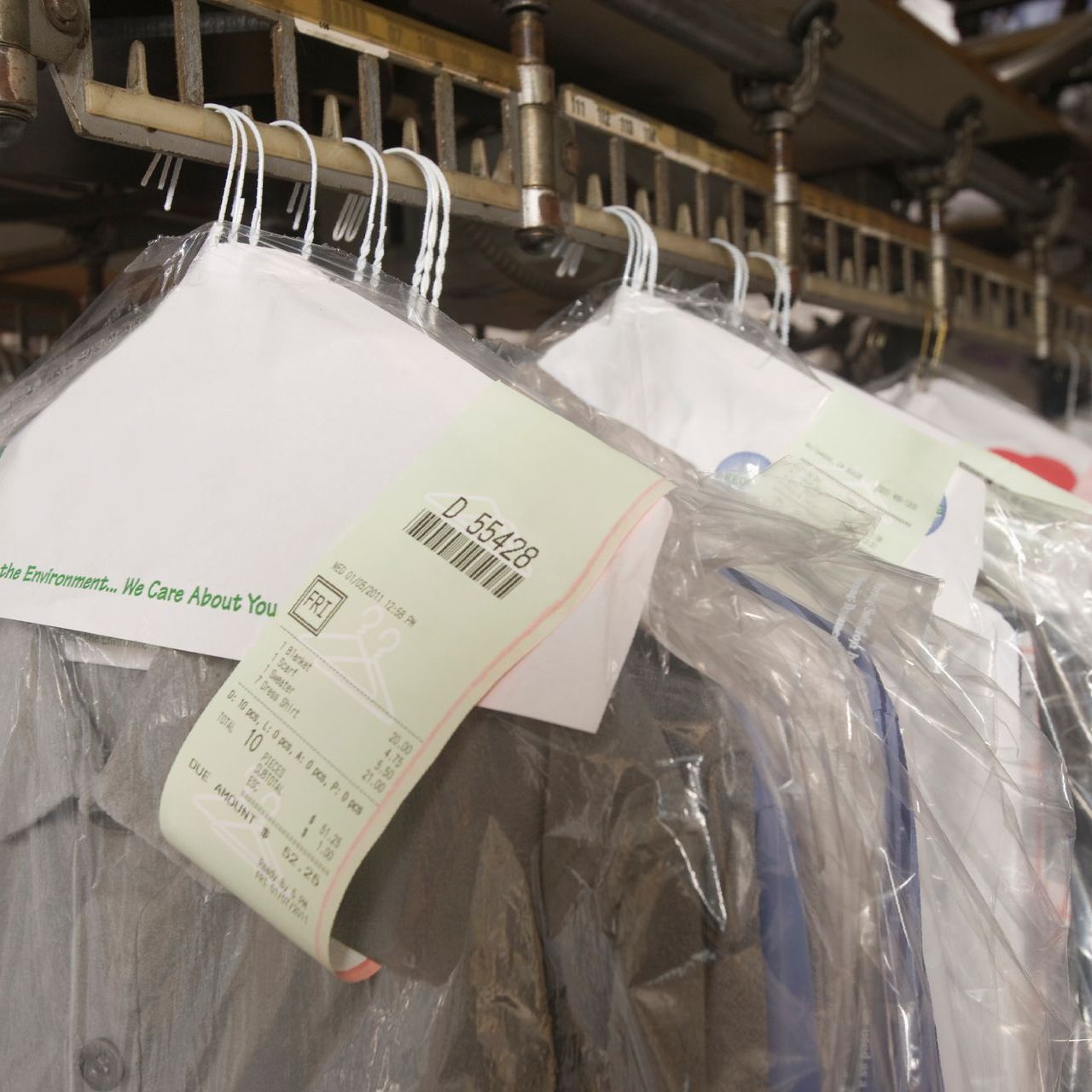 Vestiti appesi su un attaccapanni con un'etichetta che dice 