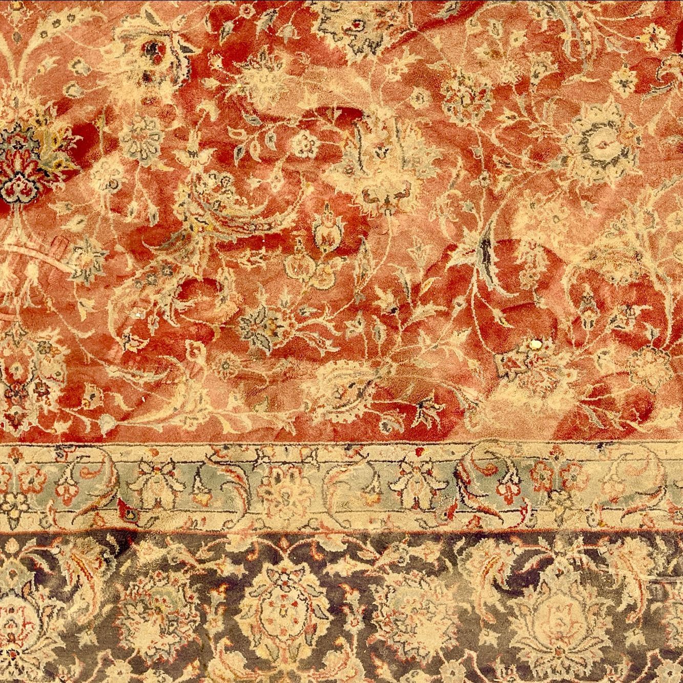 Un primo piano di un tappeto con un motivo floreale