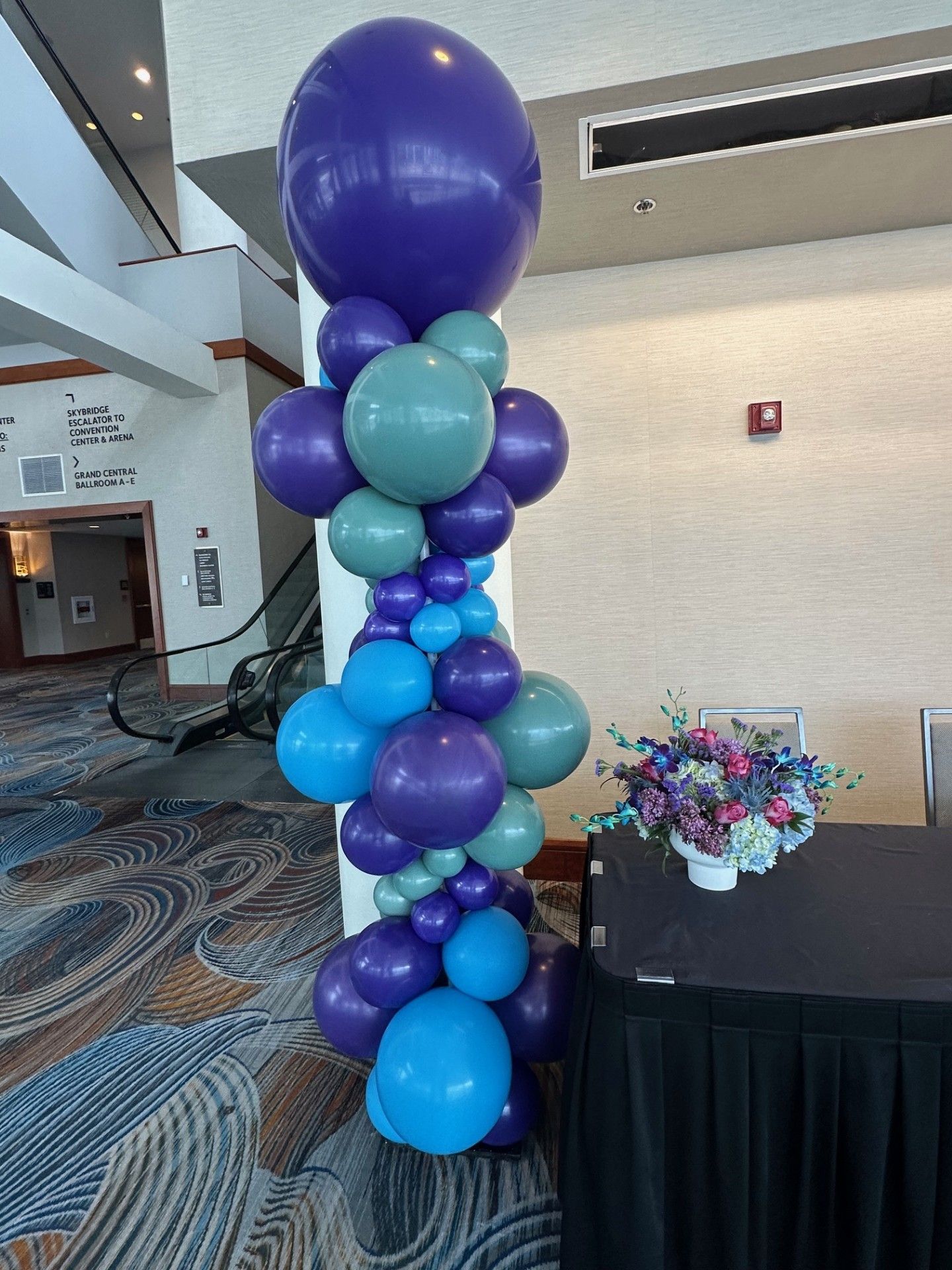 A display of black , white and gold balloons in a store