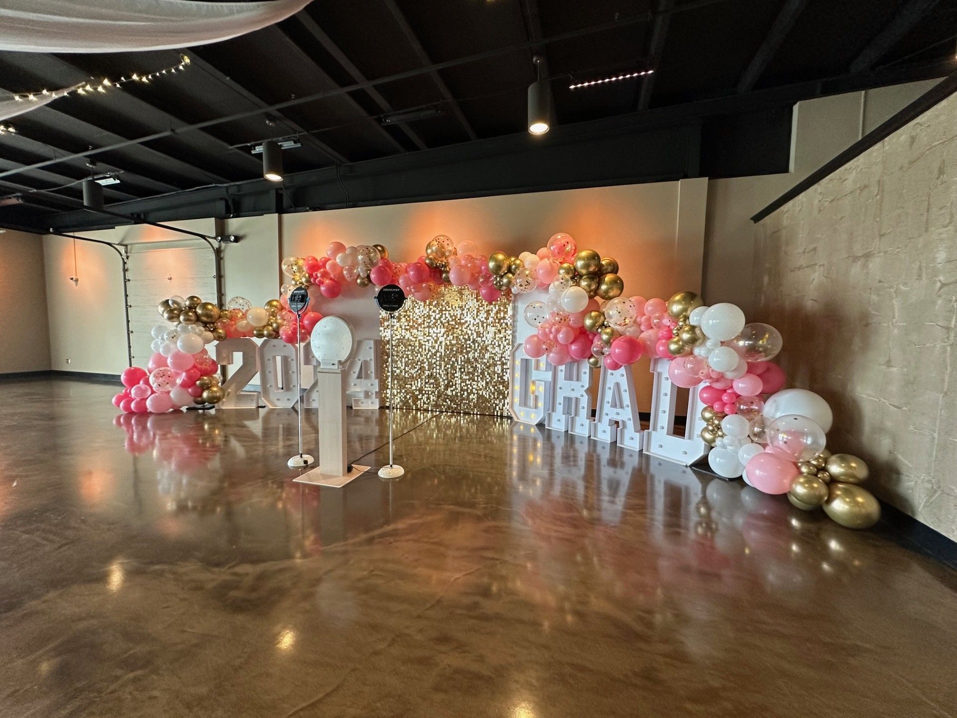 A room decorated with balloons and letters for a graduation party.
