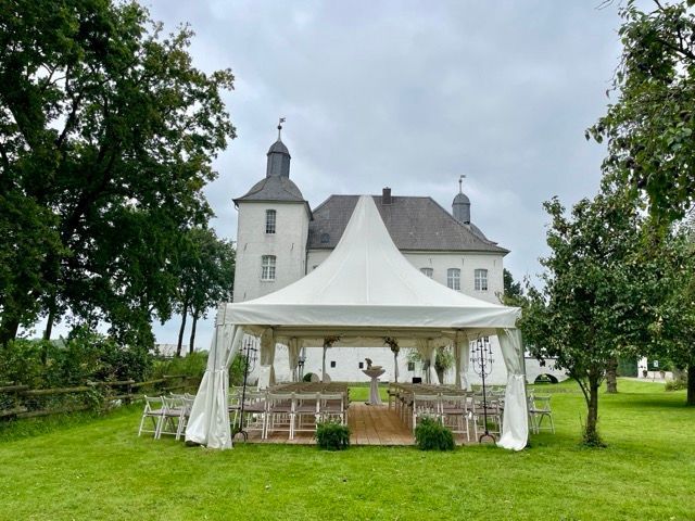 Die Pagode vor der Schloss-Kulisse