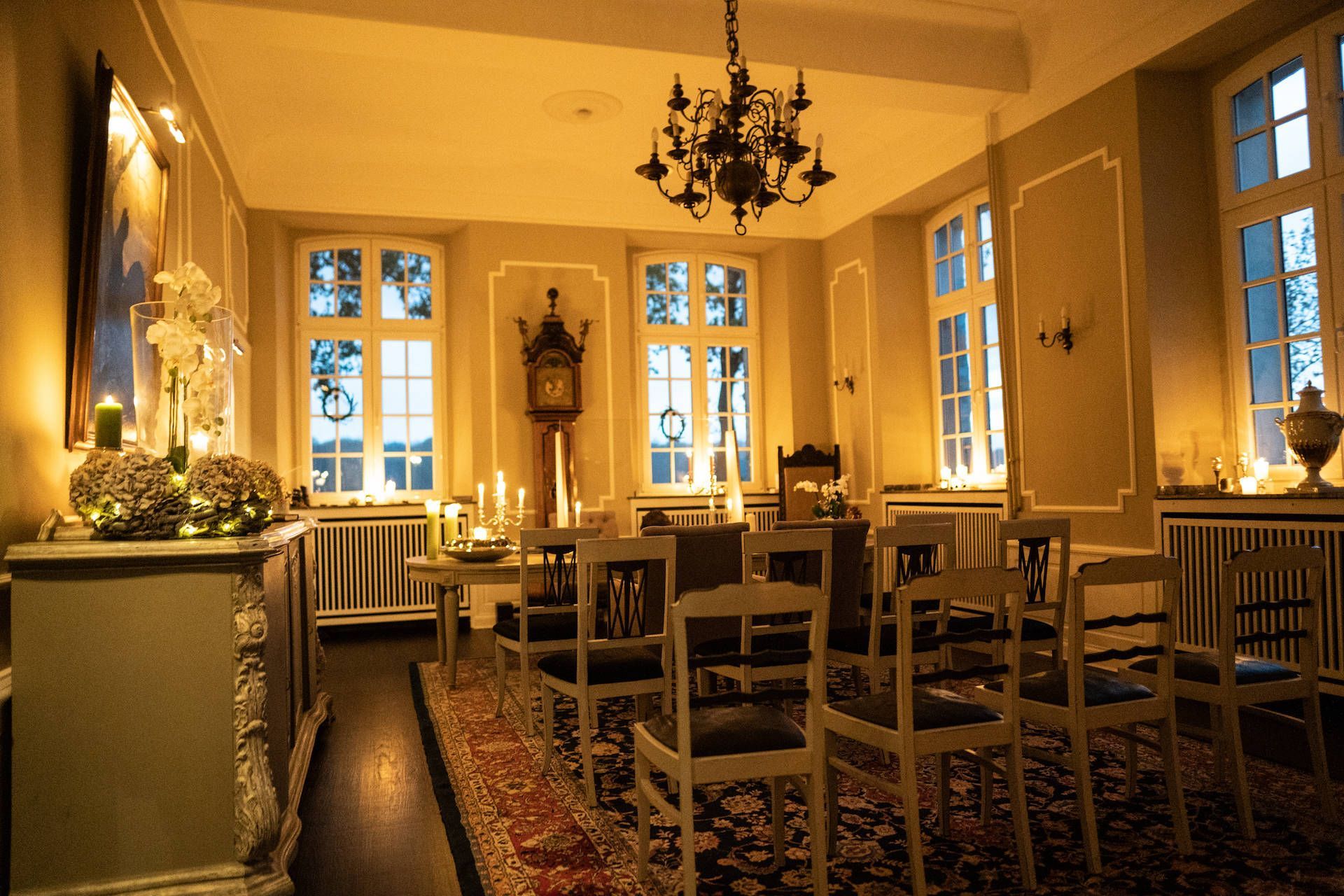 Rückwärtiger Blick auf das stimmungsvolle Trauzimmer auf Naus Neersdonk, Tönsivorst am Niederrhein