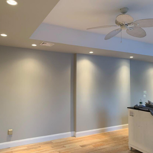 A ceiling fan is hanging from the ceiling of a room