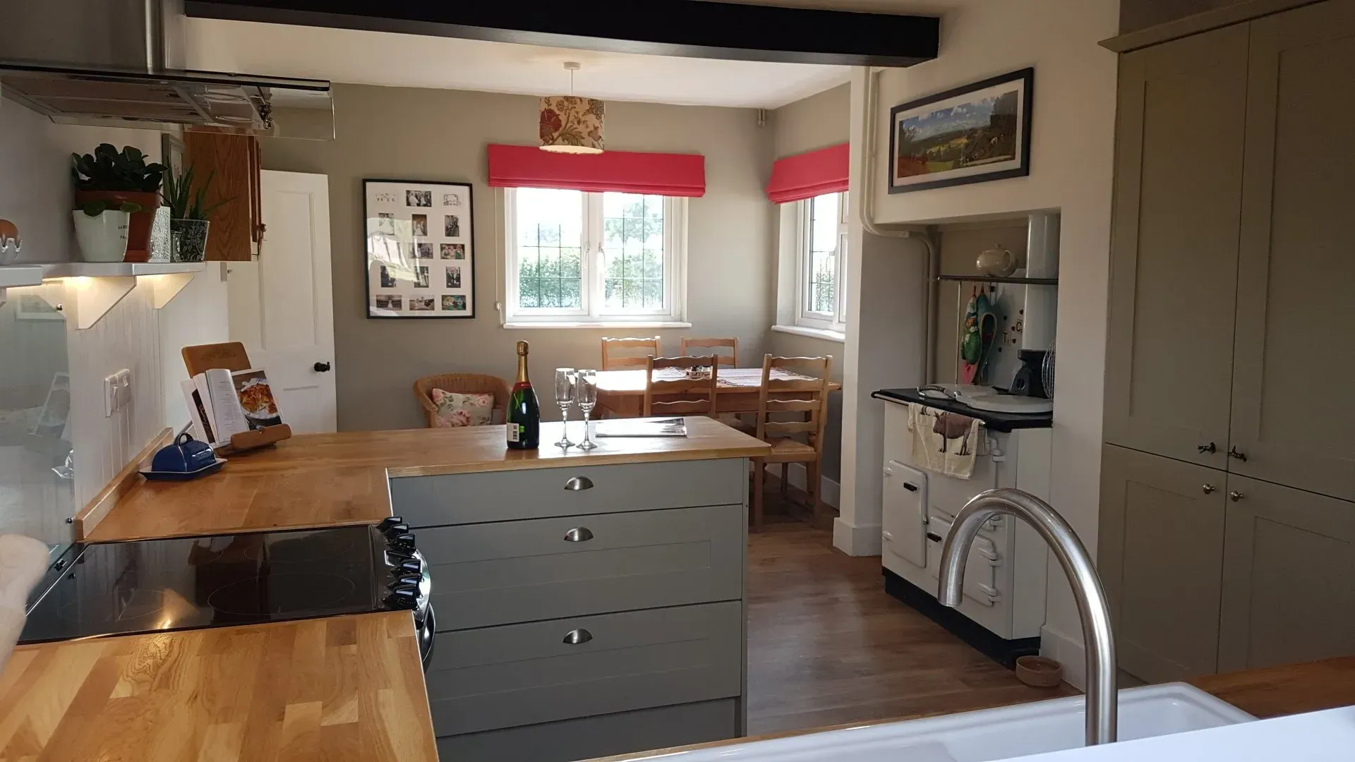 Martin Weaver Design, Comfortable & Warm kitchen design for Mr & Mrs C