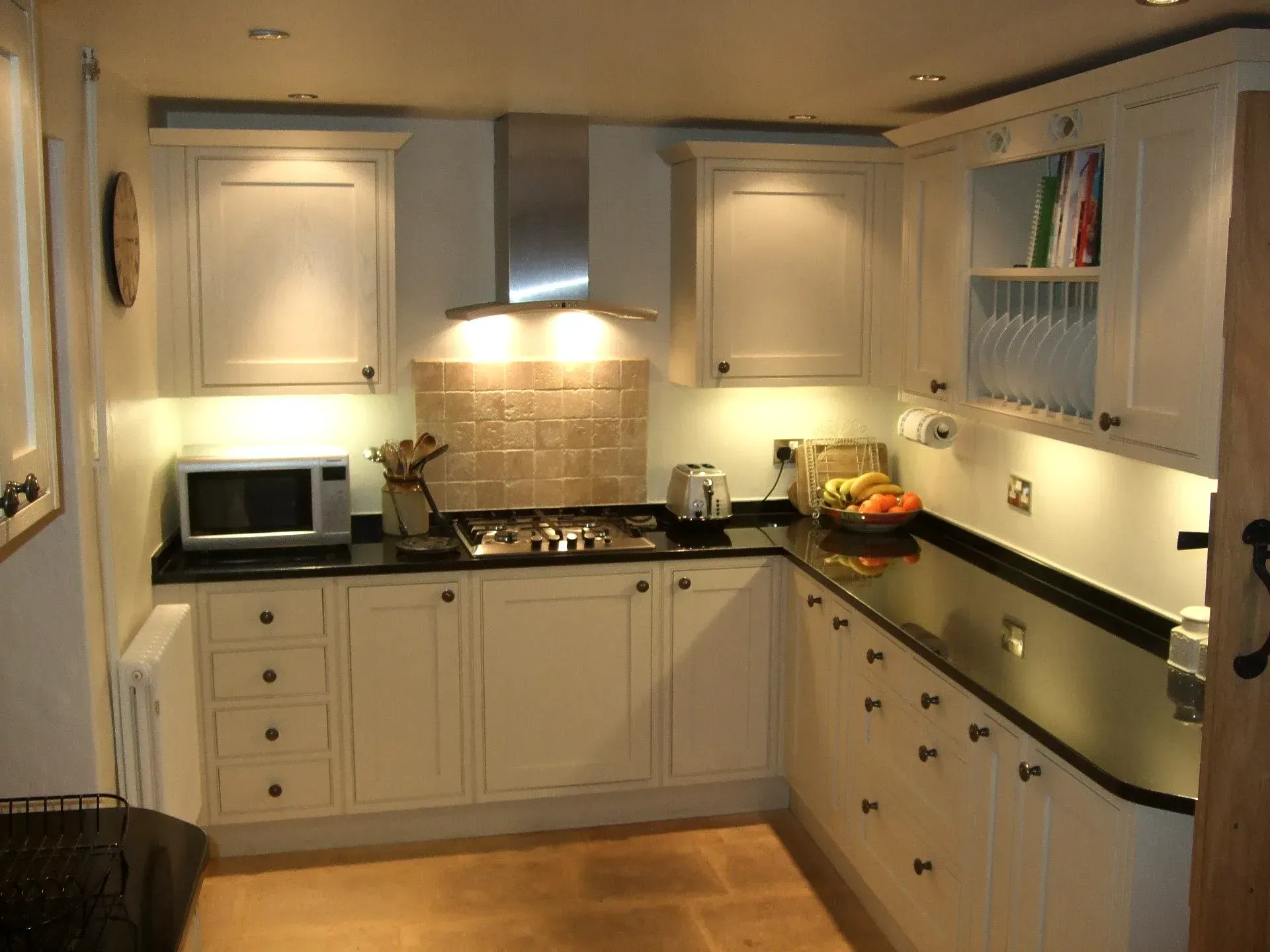 Martin Weaver Design, Classic & Warm kitchen design for Mr & Mrs H