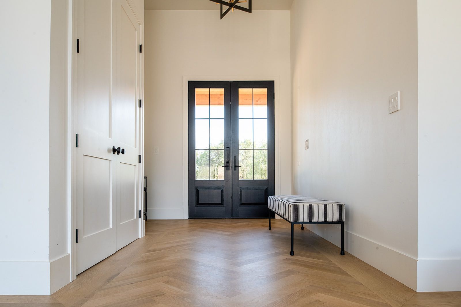 there is a bench in the middle of the hallway .