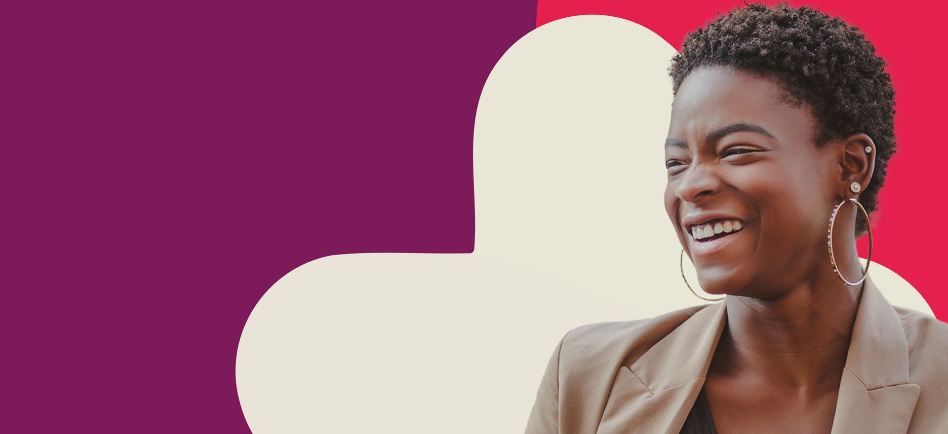 Mulher negra sorrindo representando uma empreendedora social.