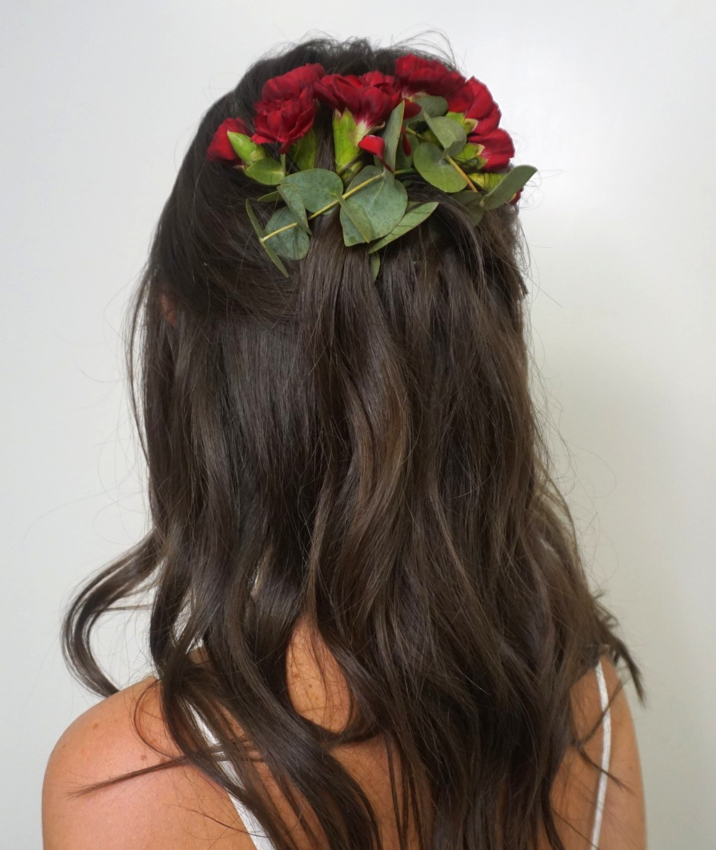 Bruidskapsel met anjers & eucalyptus