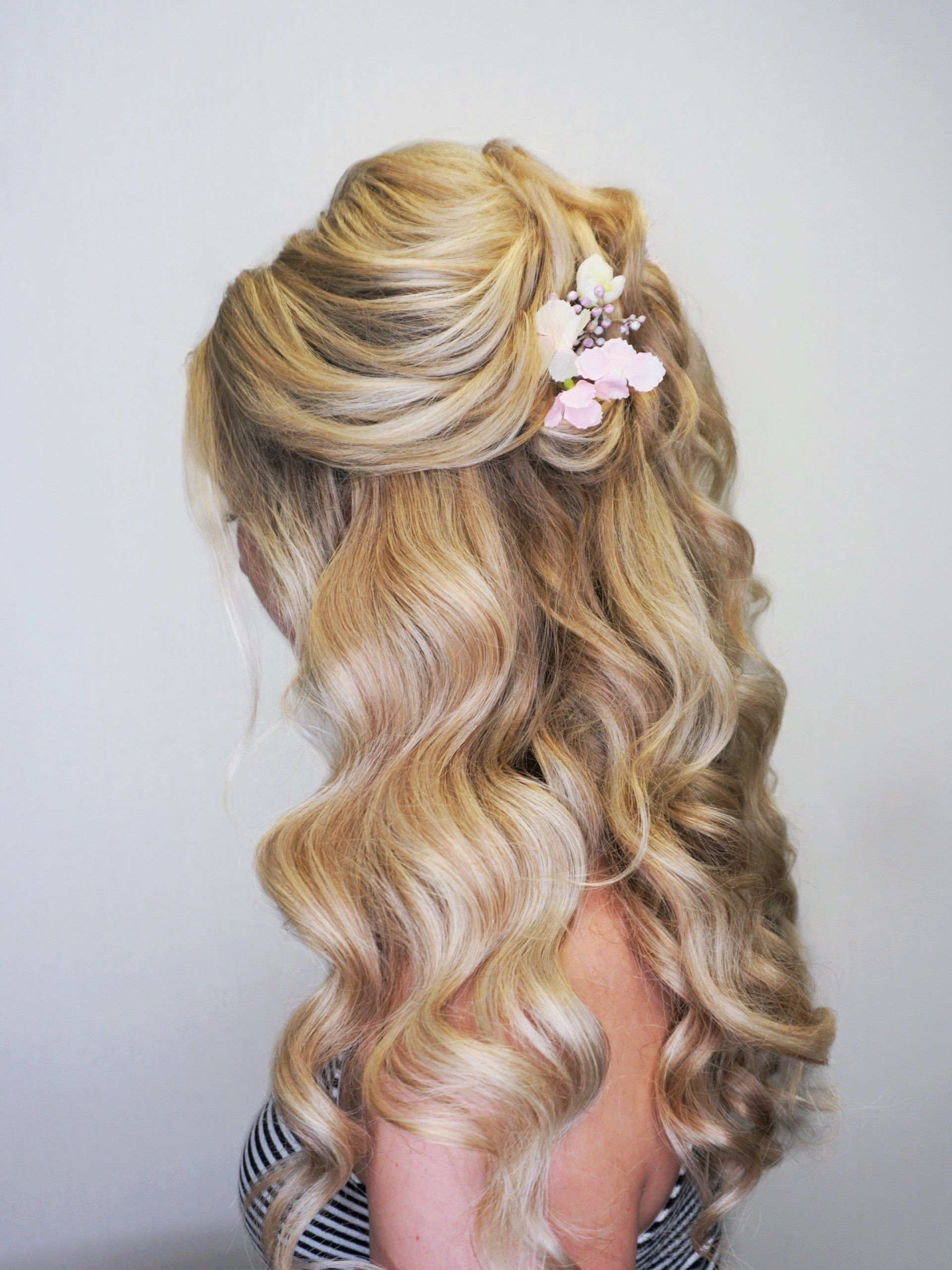 Bruidskapsel met kunstbloemen