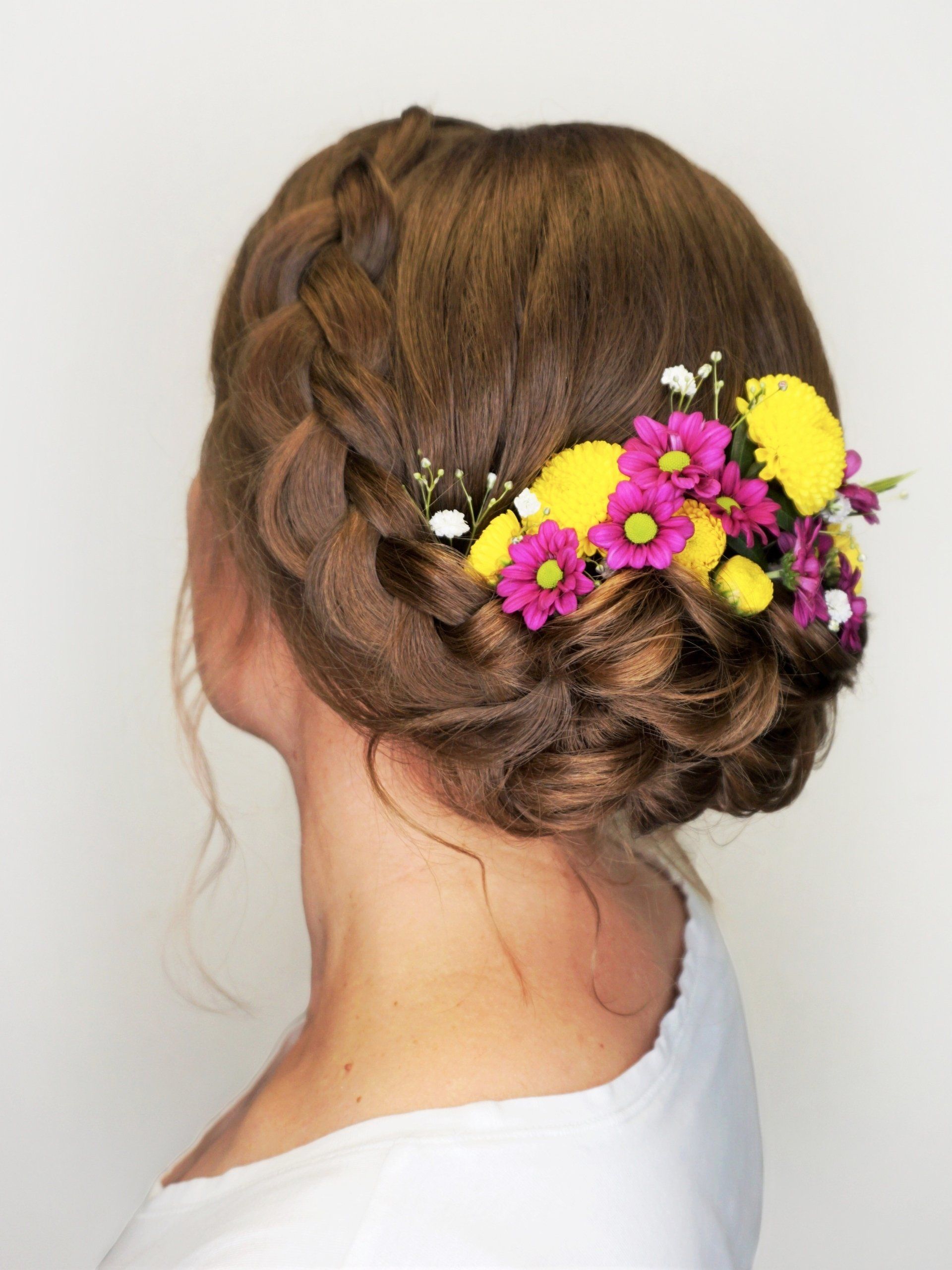 Bruidskapsel met chrysanten & gipskruid