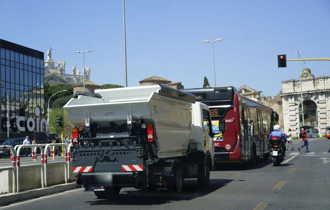 camion compattatore rifiuti a Frosinone con sistema di caricamento laterale