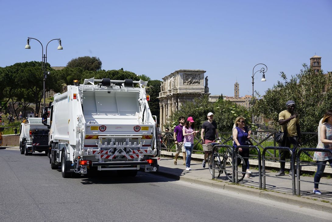 camión compactador de basuras de doble cámara en Frosinone