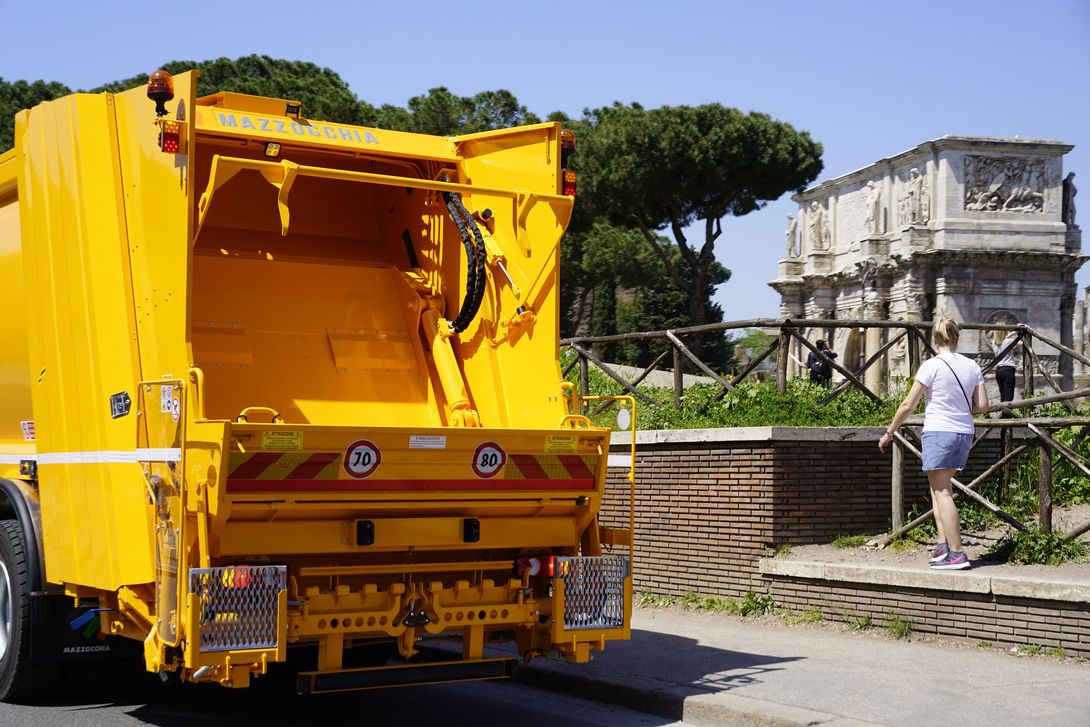 camion compattatore rifiuti a Frosinone con sistema di caricamento laterale