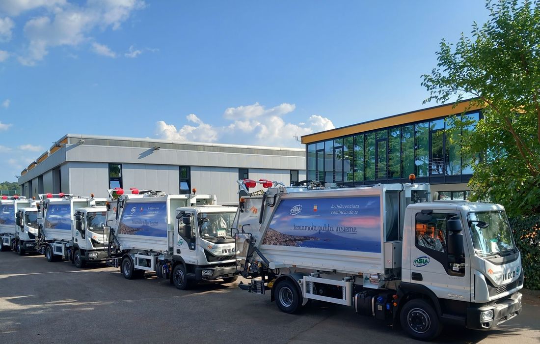 Double chamber waste compactor truck in Frosinone