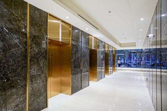 lobby con ascensori
