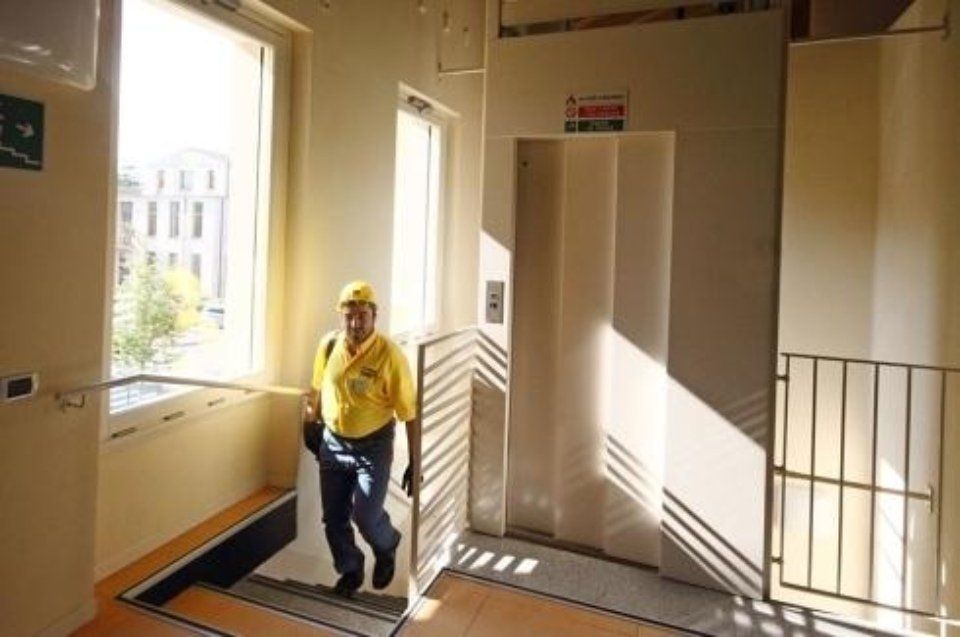 Tecnico che sale le scale