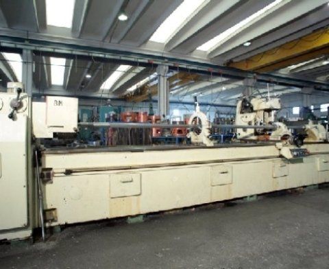 macchina per la produzione di raccordi in metallo