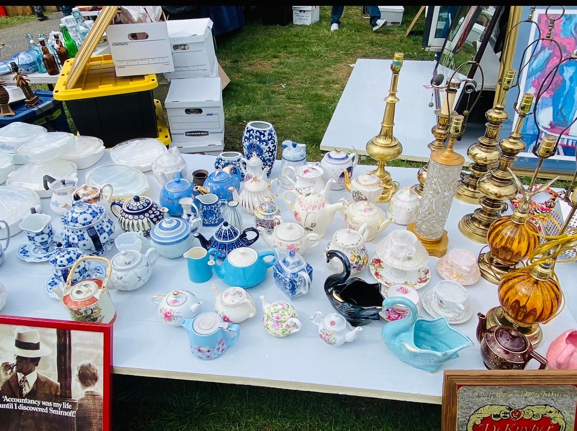 A table with a lot of teapots and cups on it