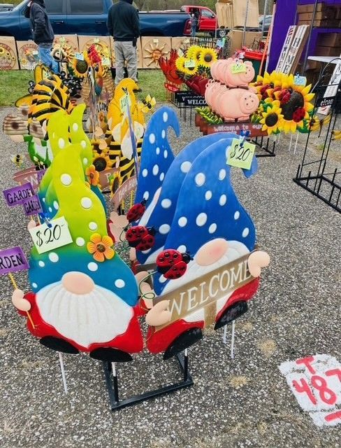 A bunch of gnomes with a welcome sign on them