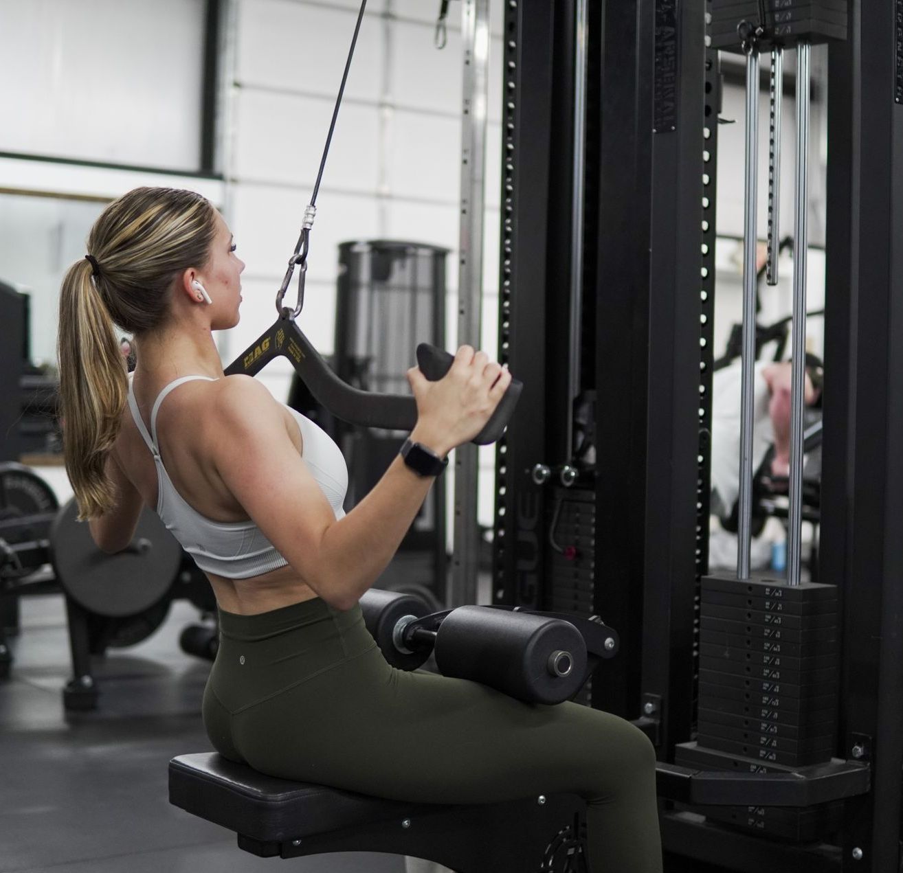 woman lateral pulldowns