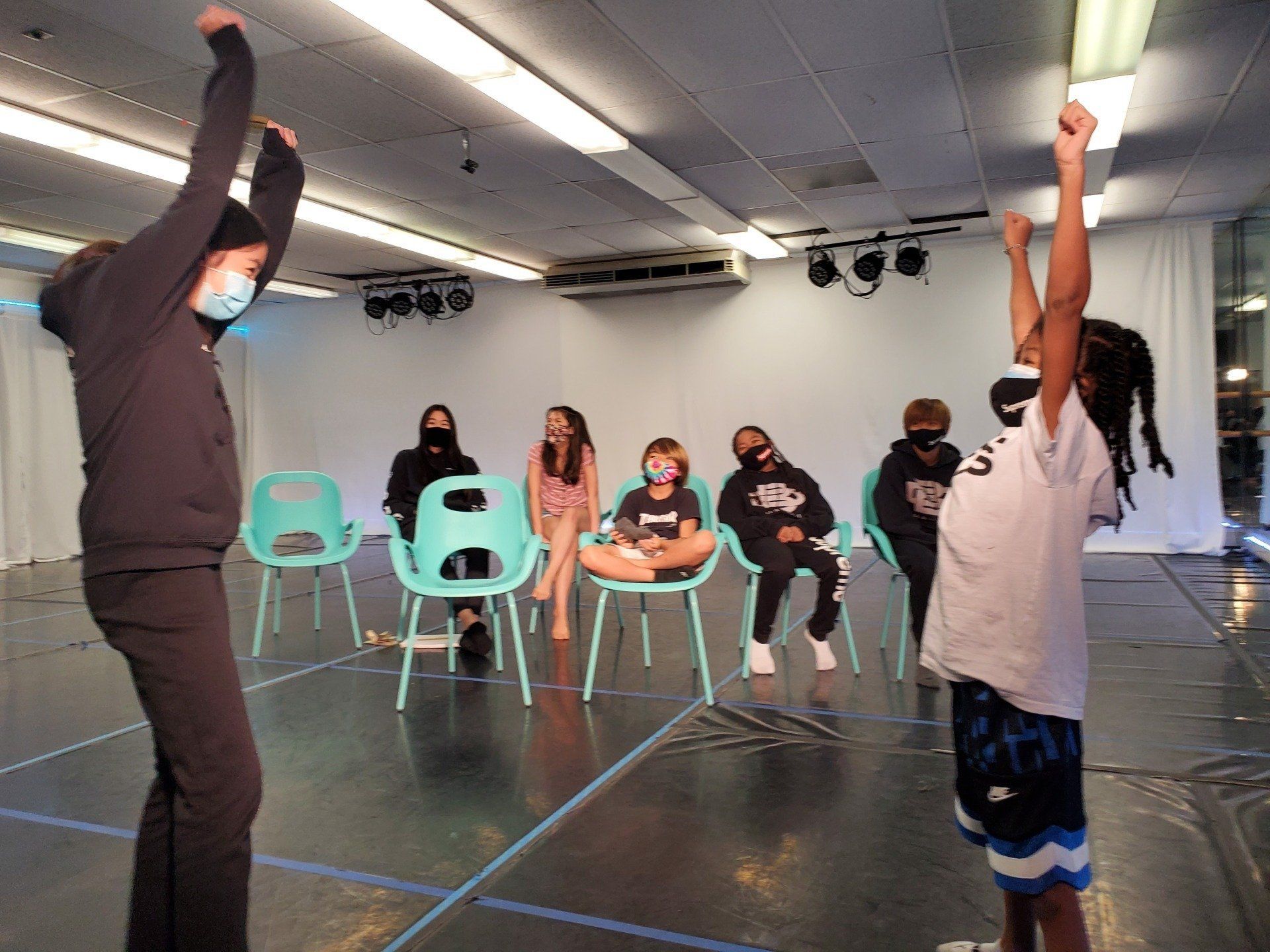 A group of people are sitting in chairs in a room.