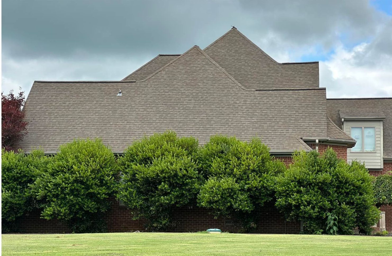 A house with a roof that has a pyramid shaped roof