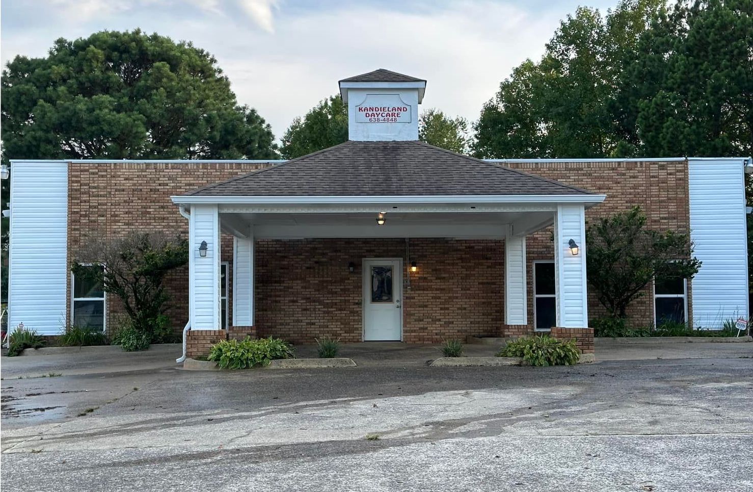 A brick building with a white porch and a sign that says ' motel ' on it