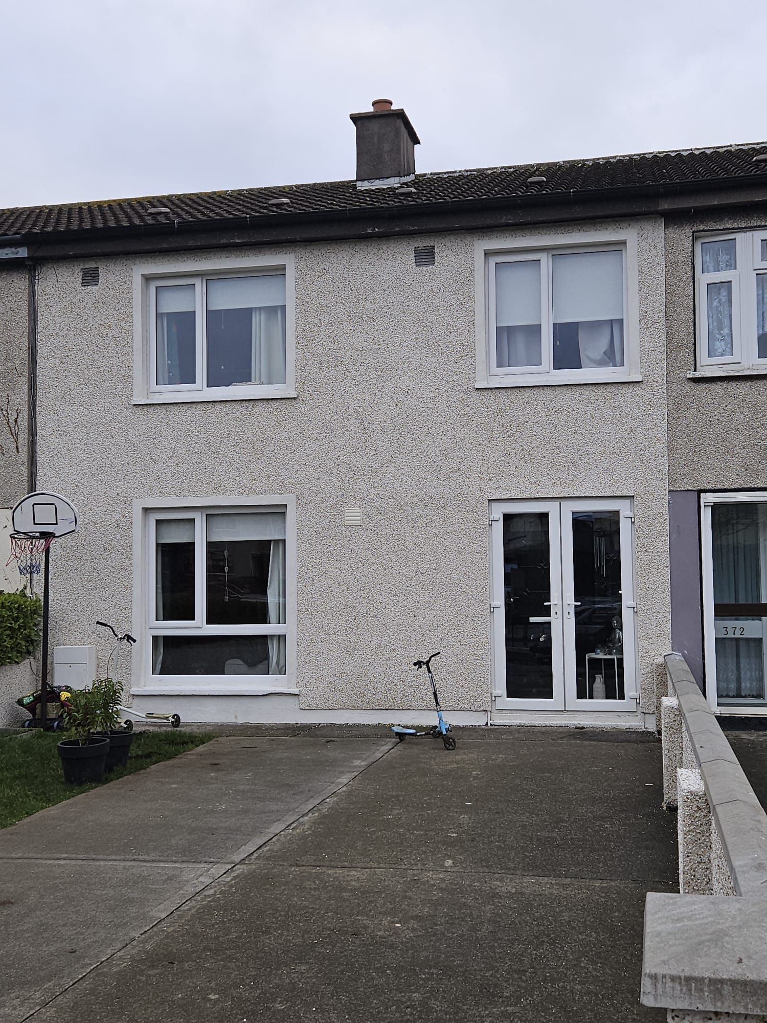 A house with a sign that says no parking