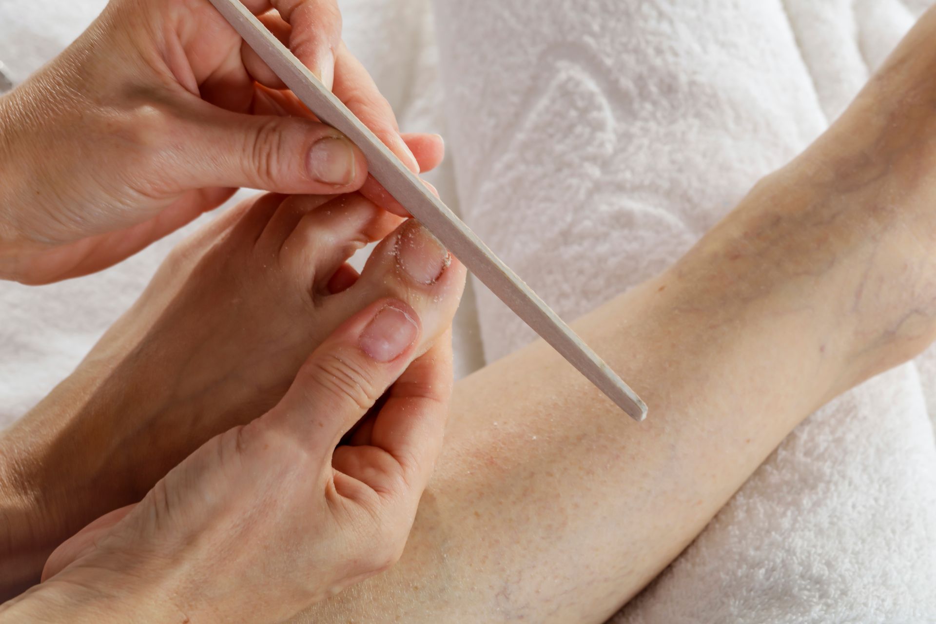 Umriss eines Gesichts, Seitenprofil mit nackten Lippen und Rouge.