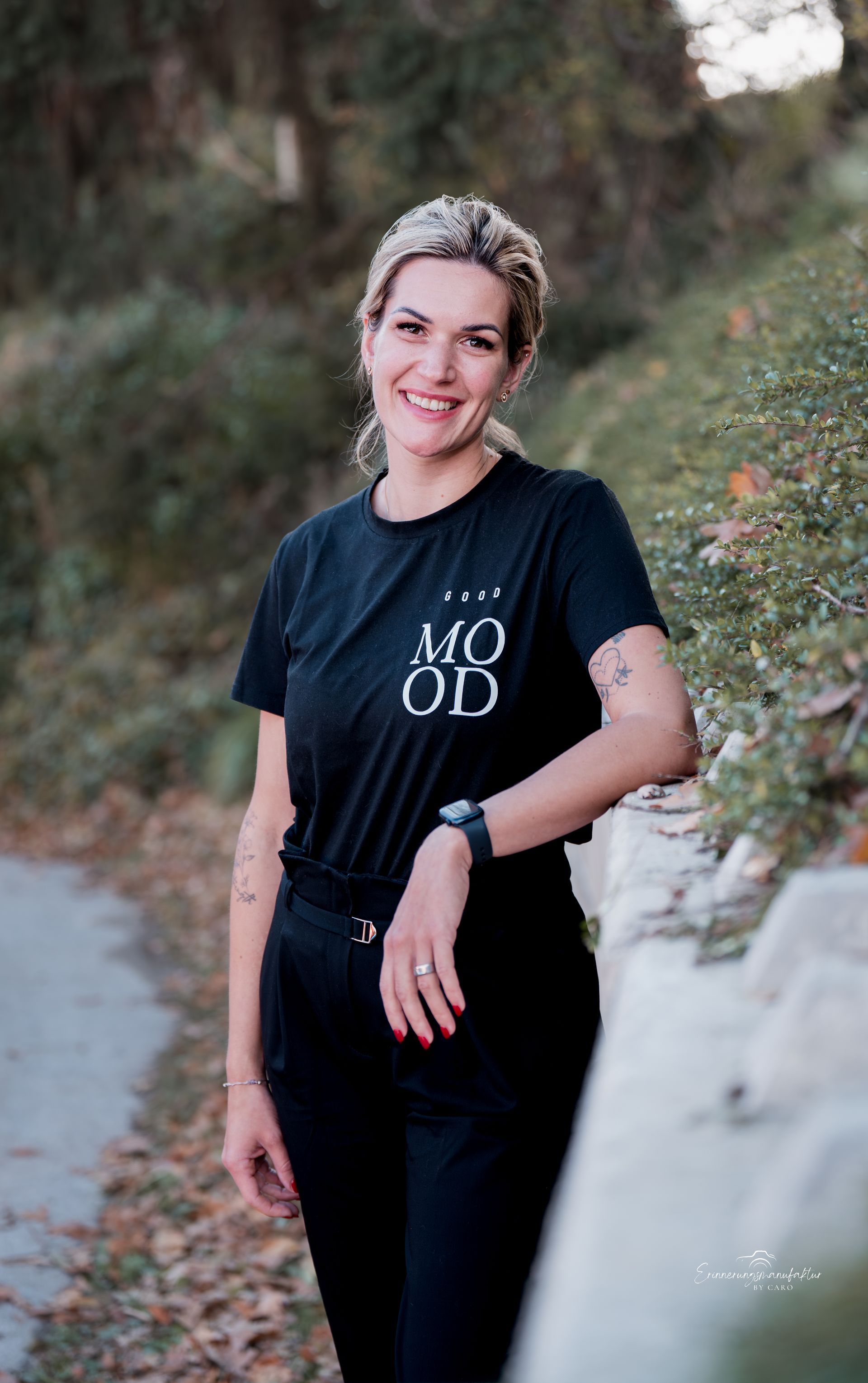 Zwei Frauen im Studio Kelebek Cosmetics by Mona, Mona führt ein Beratungsgespräch mit einer Kundin.