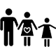 Um homem, uma mulher e uma criança estão de mãos dadas.