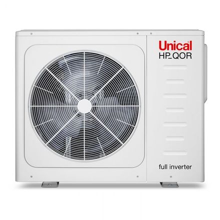 Unità esterna del condizionatore d'aria full inverter Unical HP-QOR di colore bianco con ampia griglia di ventilazione.
