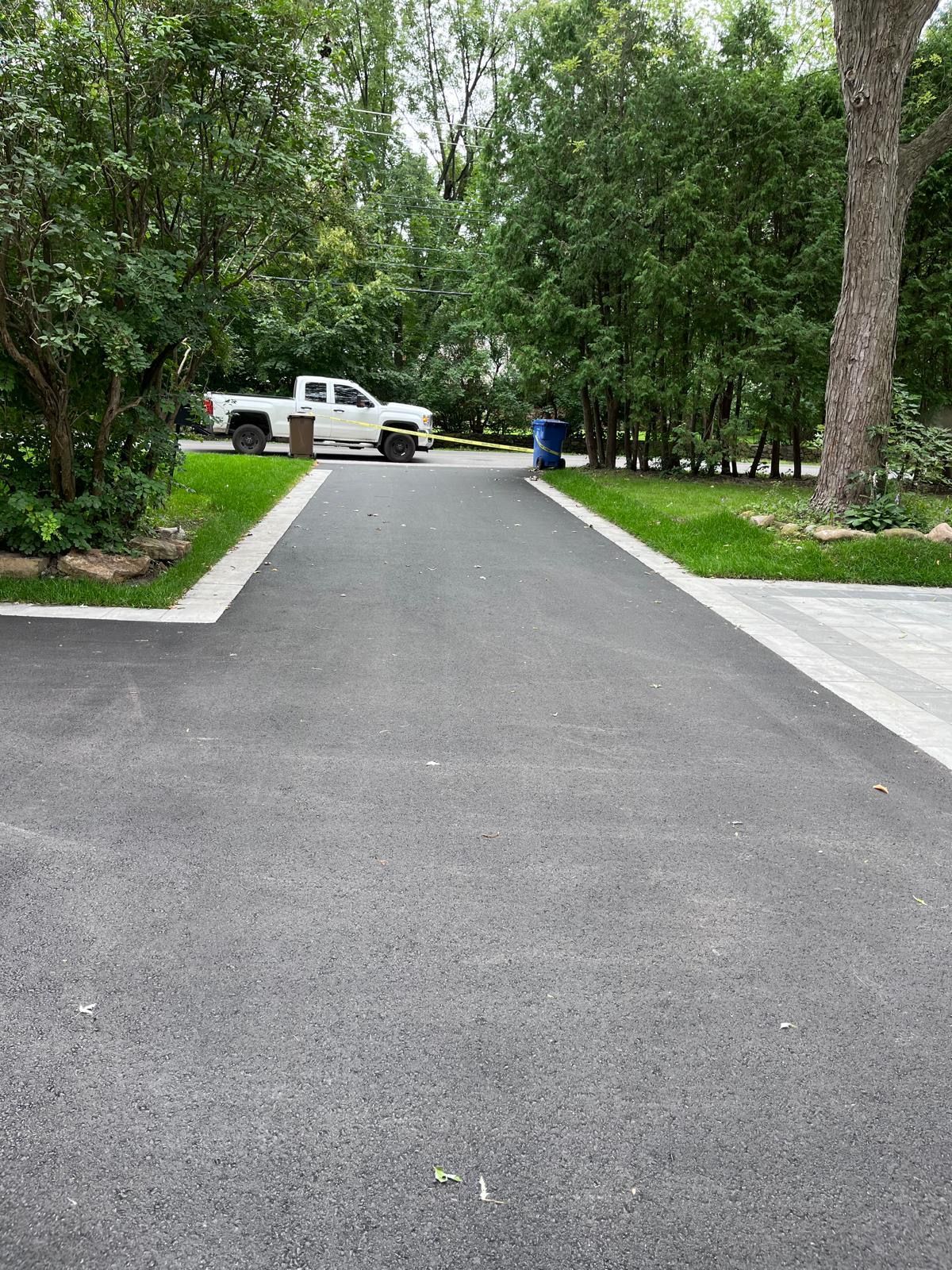 Un camion blanc est garé sur le bord d'une route.
