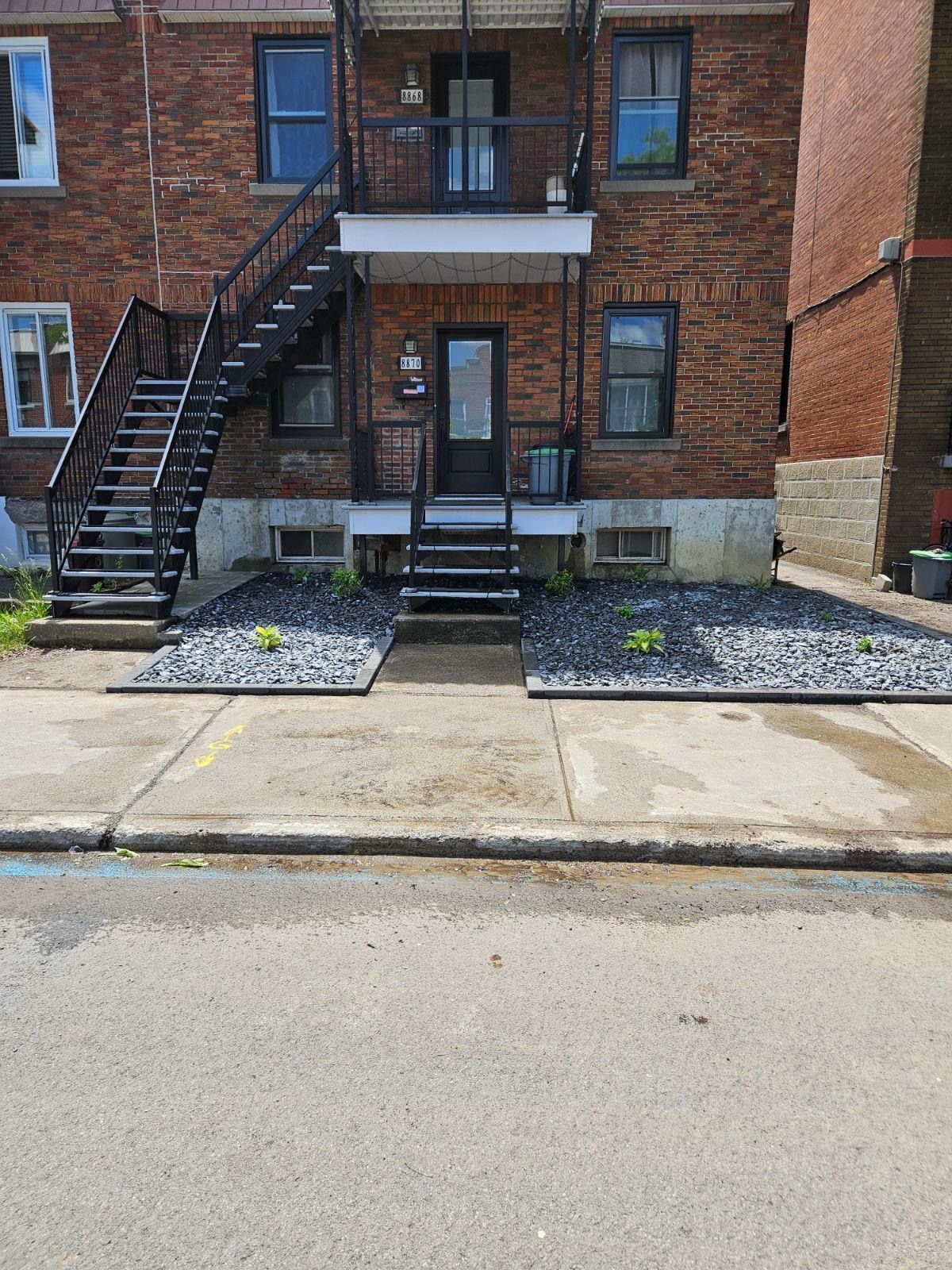 Un bâtiment en briques avec des escaliers menant au deuxième étage.