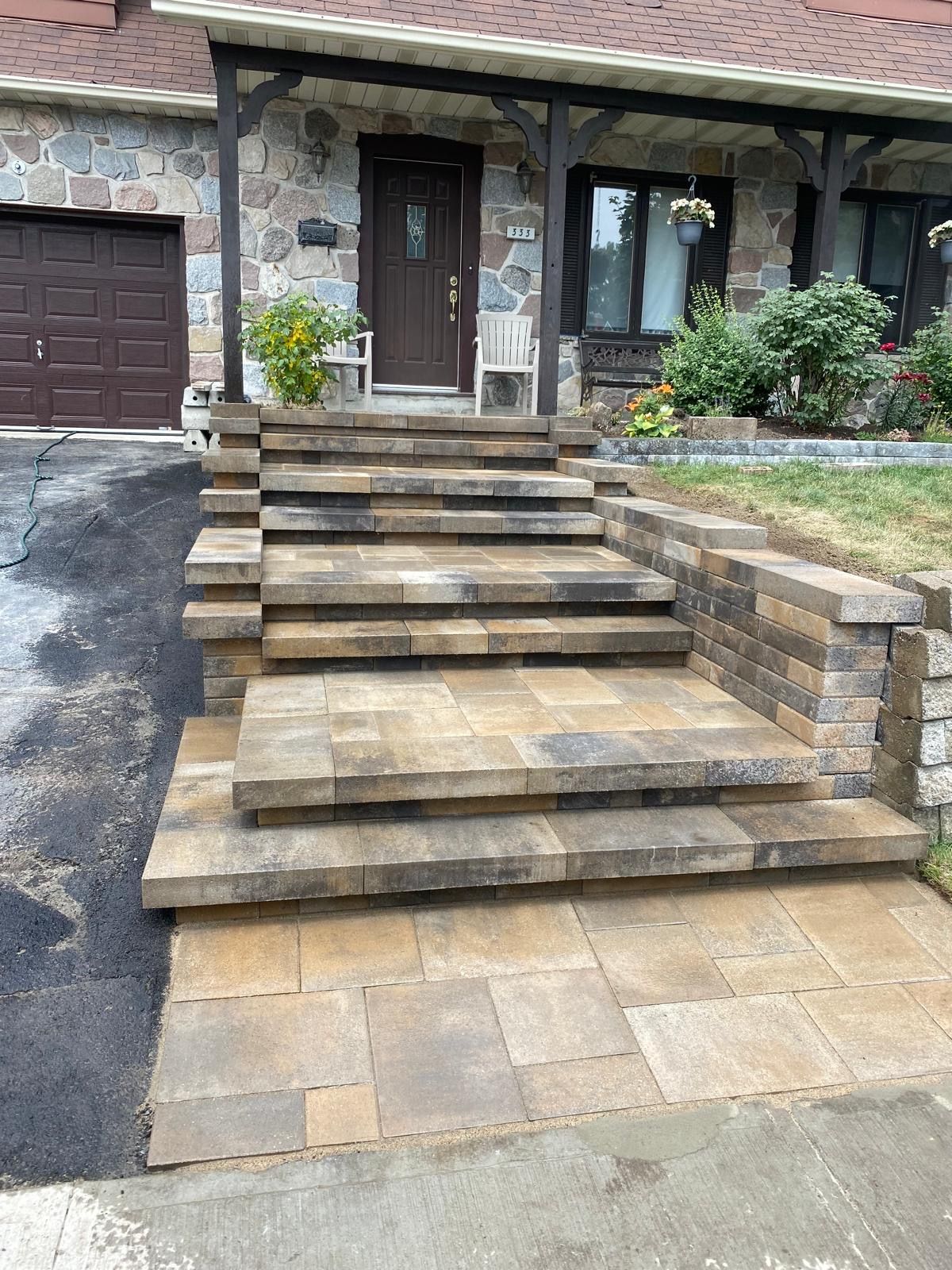 Un escalier menant à une maison en pierre