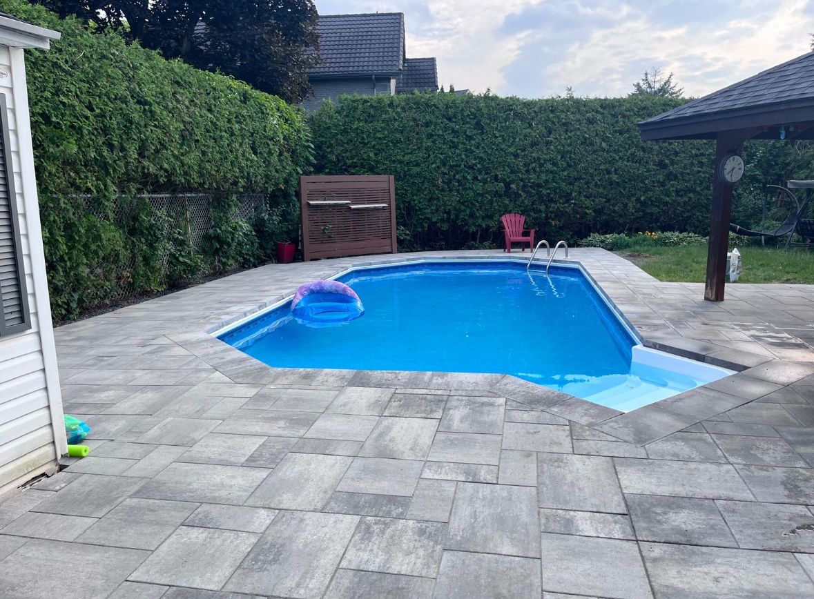 Il y a une grande piscine dans l'arrière-cour.