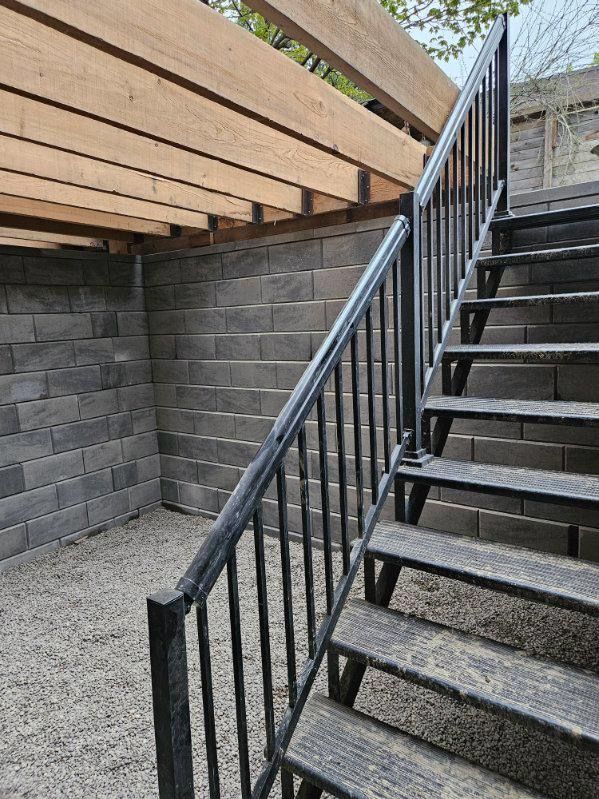 Un ensemble d'escaliers menant à un mur de briques.