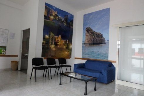 Sala d'attesa con sedie e divano