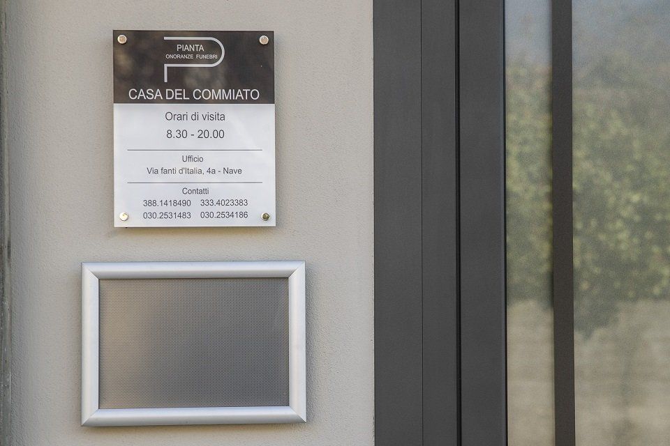 insegna casa del commiato