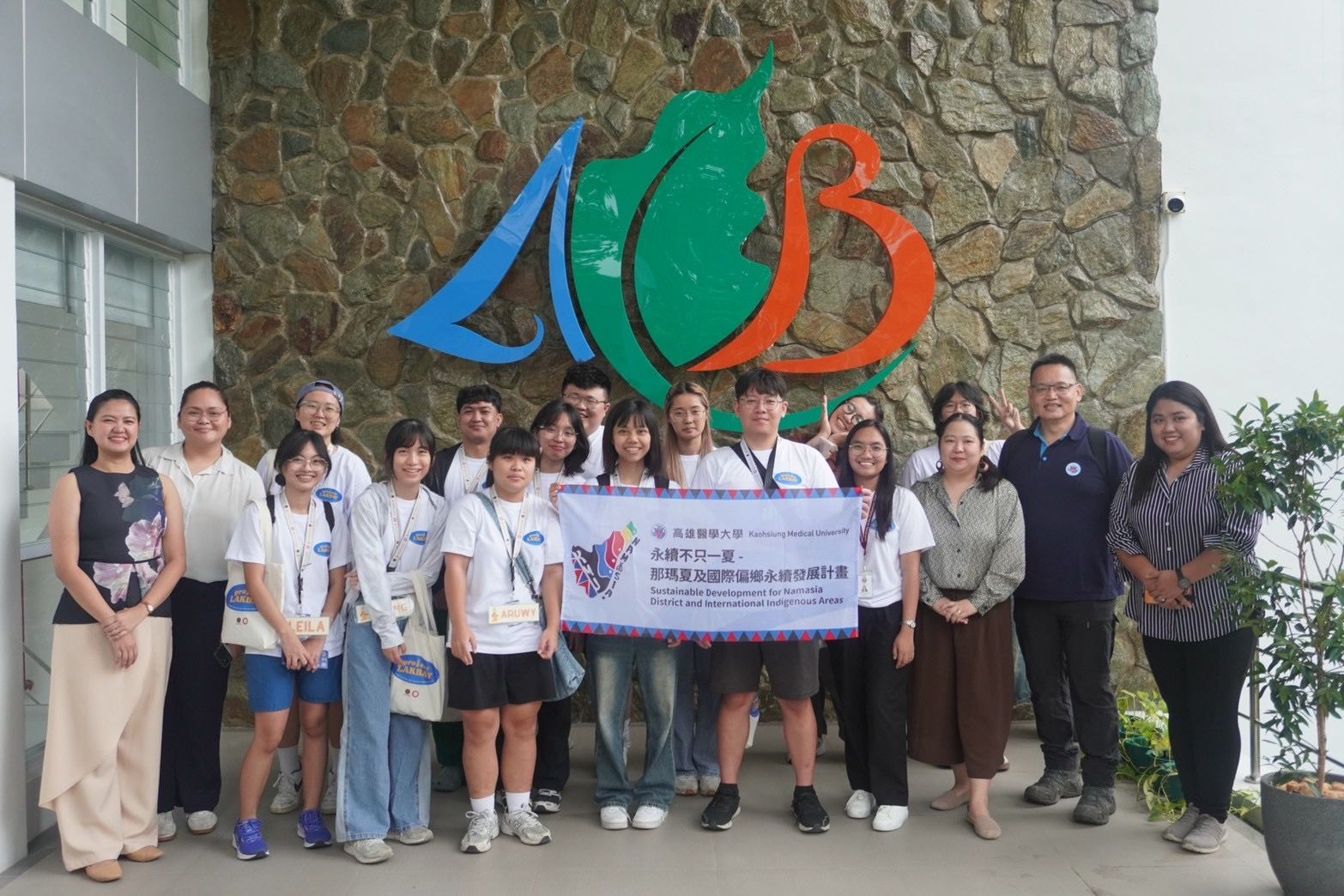 4. 大學作為跨國合作的橋樑
高雄醫學大學累積多年 USR（大學社會責任）經驗，並與 UPOU、BPSU 等菲律賓學術機構緊密合作，將教育、文化與產業連結起來。
大學不僅是知識中心，更是串起臺灣與菲律賓的重要橋樑，透過共同課程與訓練路徑，讓學習者從「人力」一步步成為「人才」，最終成為能創造改變的人才資本。