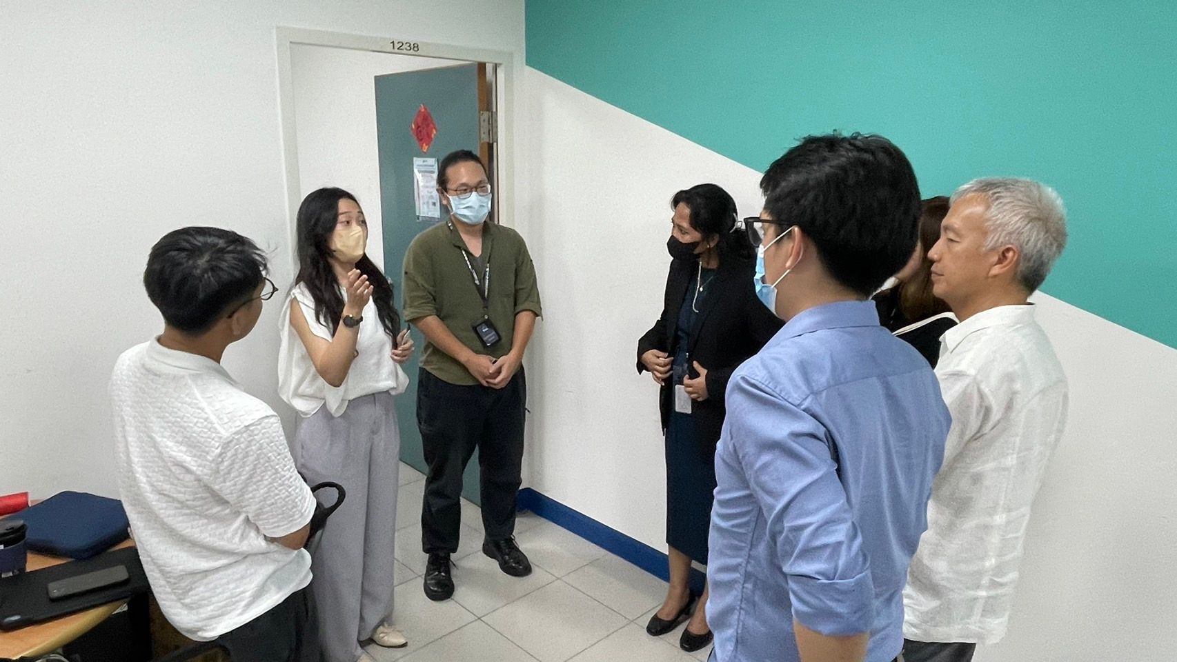 2. 勞動支持與產業融入
臺灣正面臨嚴重的人力短缺，而移工也渴望找到能夠為家人與未來打下基礎的工作機會。
透過文化適應課程、語言準備與實用技能訓練，移工不再只是臨時的勞動者，而是能與企業建立長期合作、可靠且有效率的專業夥伴。同時，他們也在過程中累積屬於自己的專業底蘊，邁向更穩定而自信的未來。