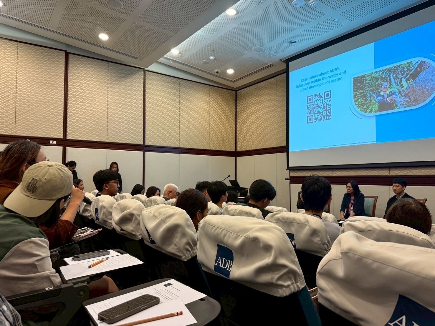 1. 教育與技能發展
我們為在臺的菲律賓移工與學生提供：
語言課程
專業技能培訓
數位能力訓練
跨文化學習活動
這些課程協助他們更順利融入臺灣的生活與職場，
讓「人力」逐步蛻變為「人才」，
使每位學習者都能自信成長，並在跨國旅程中持續前進。