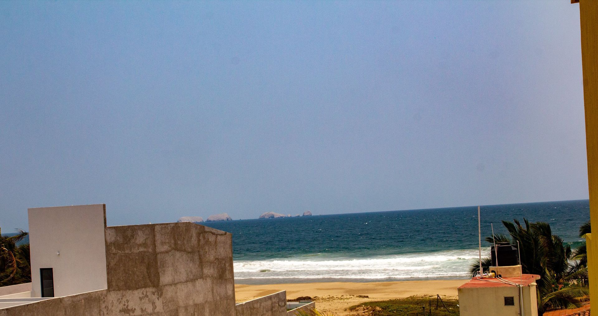 Una vista del océano desde el tejado de un edificio.