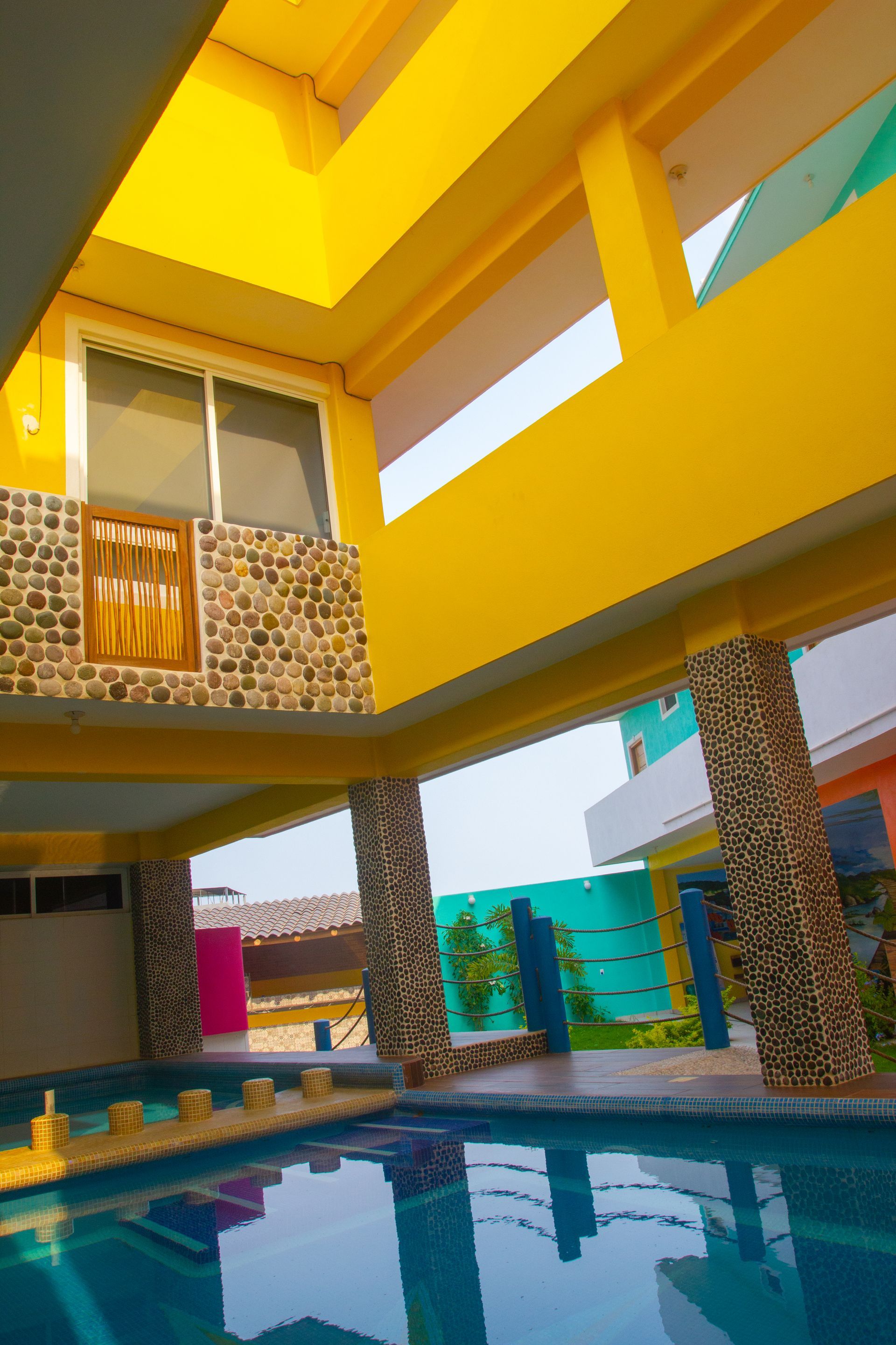 Una gran piscina en medio de un edificio